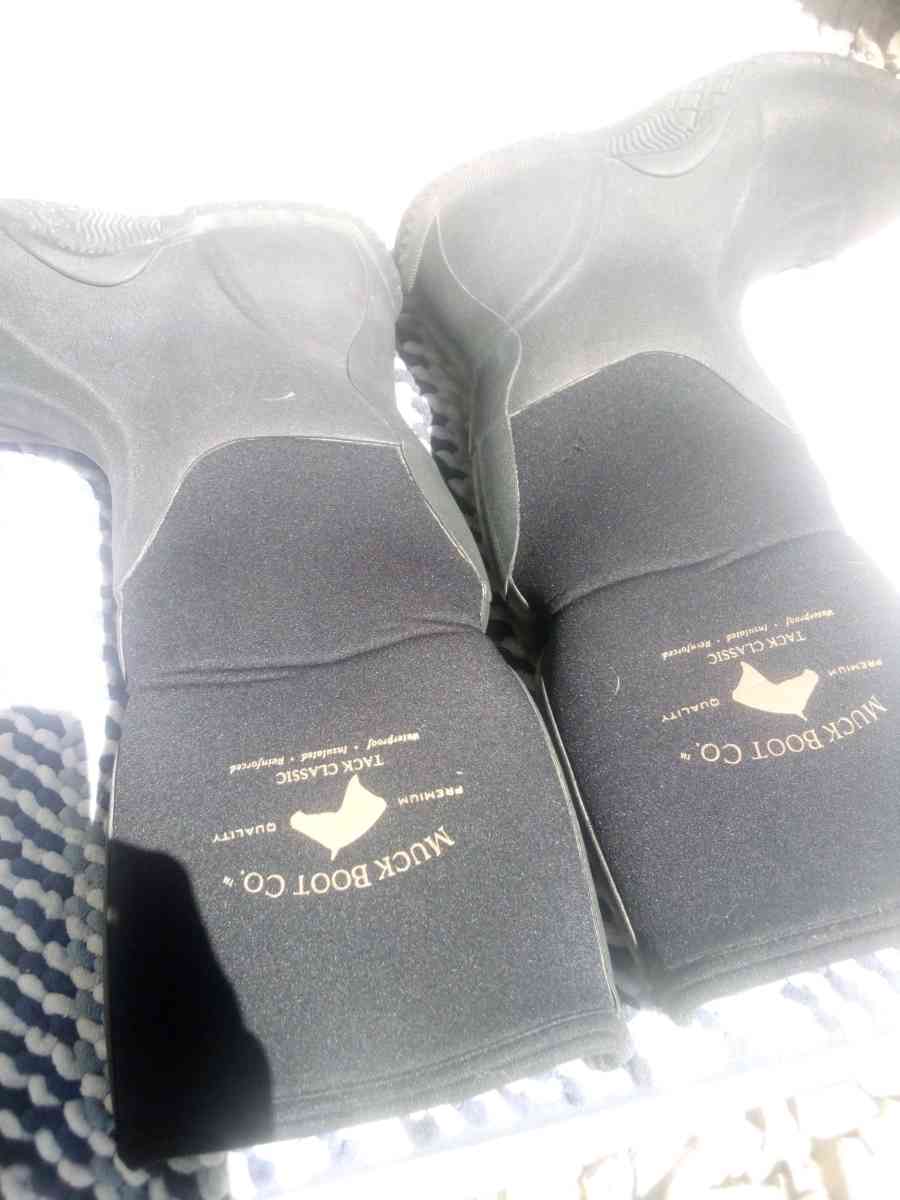 muck boots - Phoenix, Arizona - FleaMarketBay