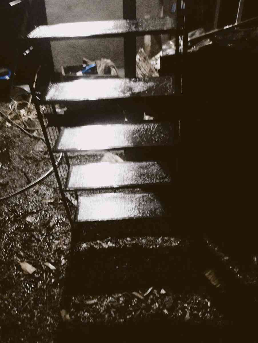 Metal shelf bookcase - Dayton, Ohio - FleaMarketBay