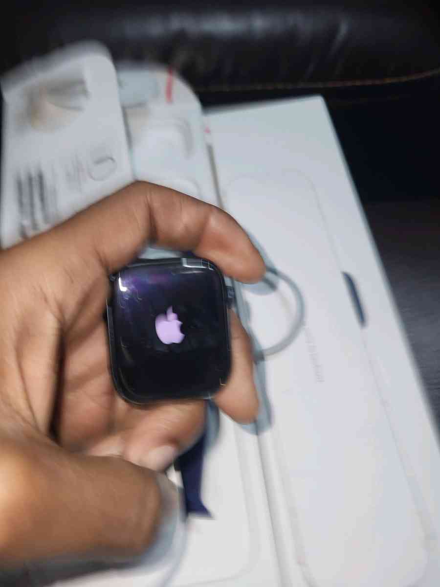iPhone SE3 and Apple Watch 8 - Irvington, New Jersey - FleaMarketBay