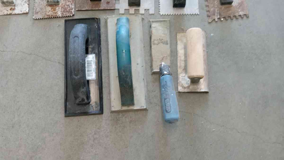 the sheel vinyl notched trowel plastic metal - Atherton, California - FleaMarketBay