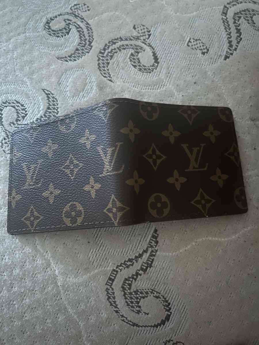 Louis Vuitton multiple wallet - Reynoldsburg, Ohio - FleaMarketBay