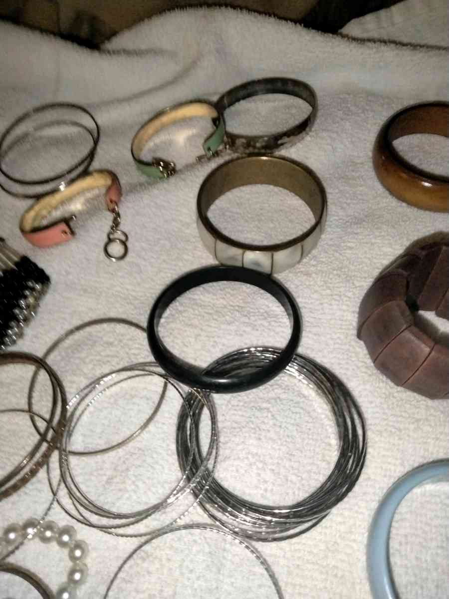 vintage bracelets - Goodlettsville, Tennessee - FleaMarketBay