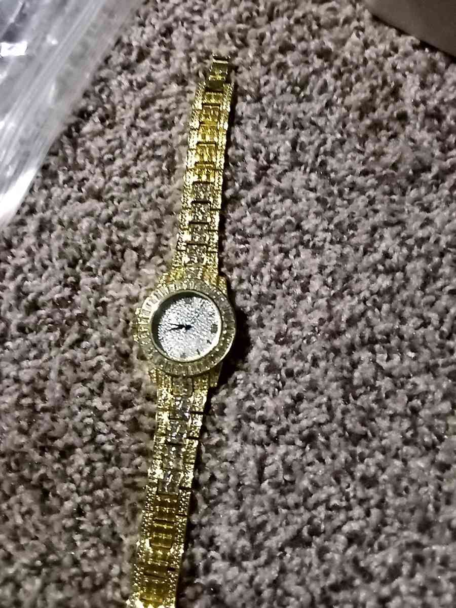 fake diamond and gold watch - Mc Minnville, Tennessee - FleaMarketBay