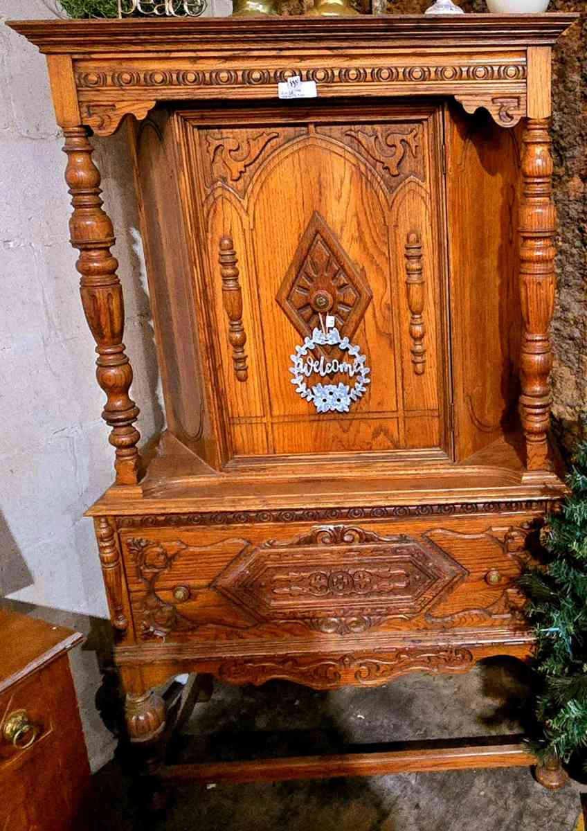 Gorgeous Solid Oak Vintage Hutch - Madison, Mississippi - FleaMarketBay