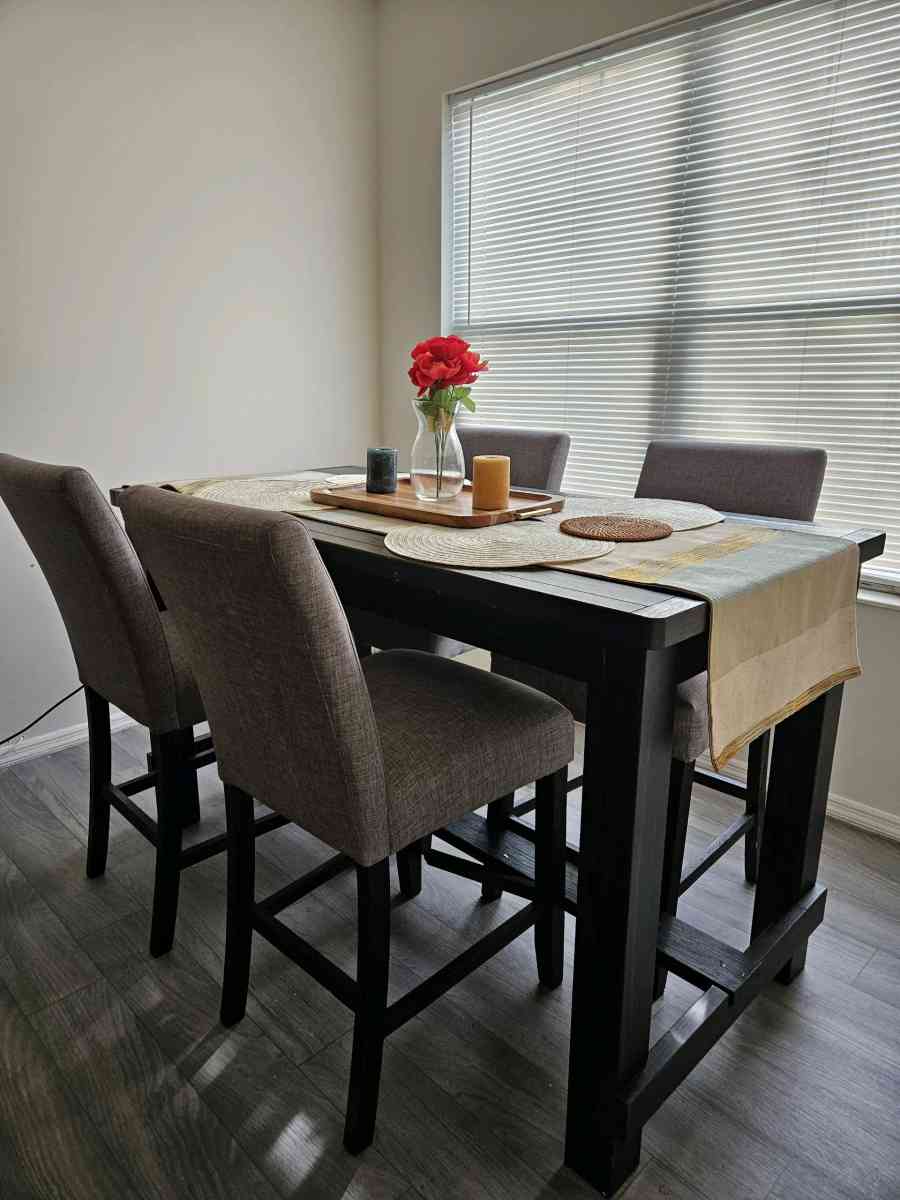 Dinning Table - Middletown, Ohio - FleaMarketBay