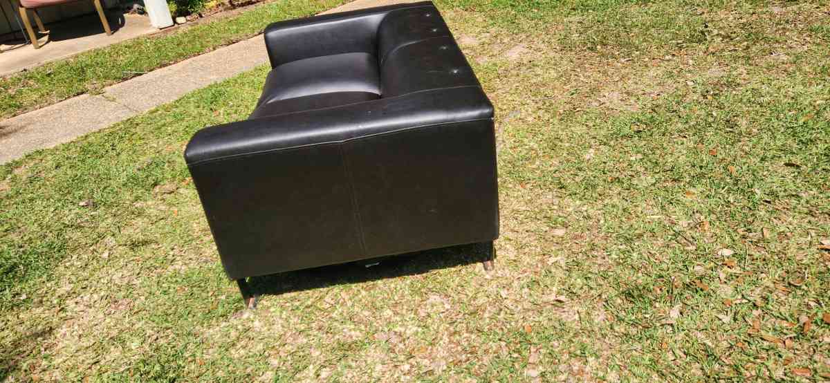 Black modern style leather couch very comfy cushions attache - Daphne, Alabama - FleaMarketBay