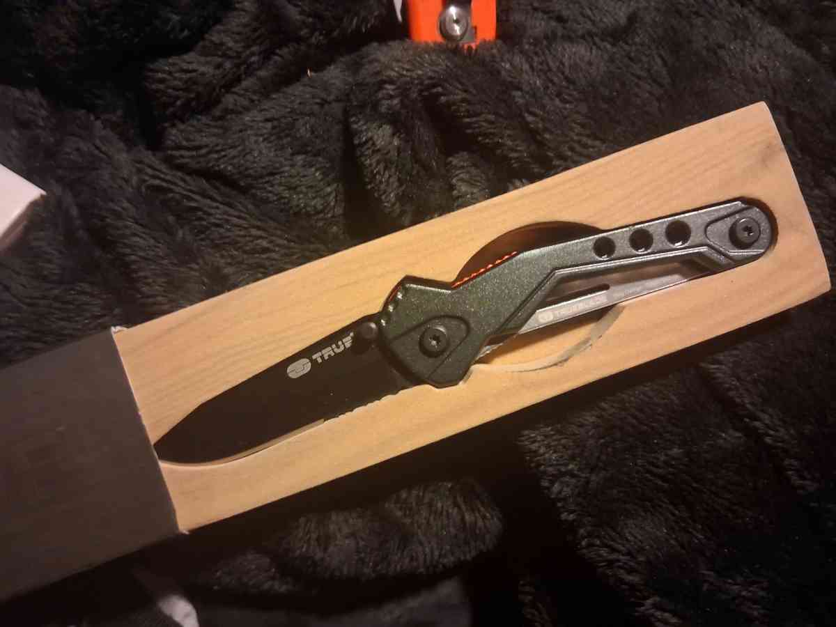 assorted variety of knives 70bucksfor all OBO will negotiate - Farmingdale, Maine - FleaMarketBay