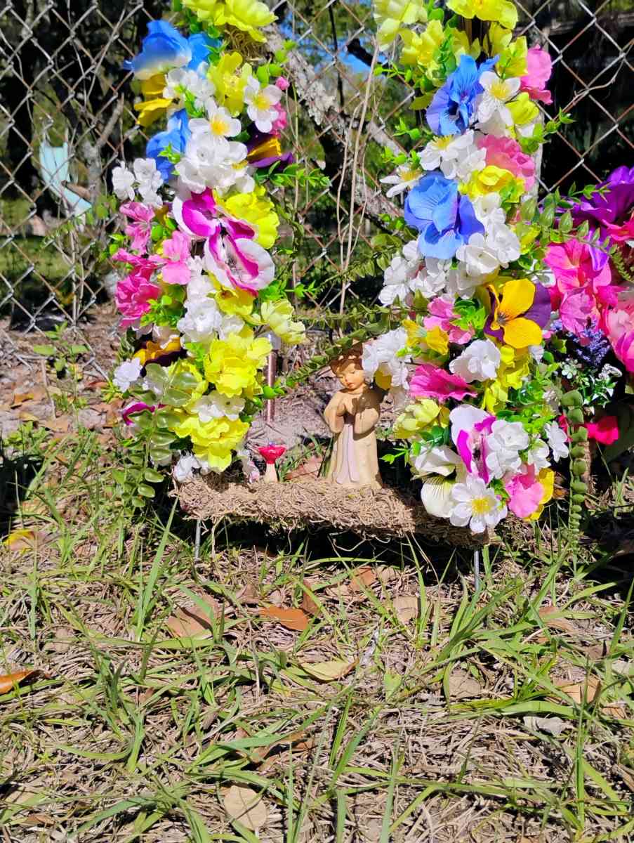 Beautiful graveside flowers - Jacksonville, Florida - FleaMarketBay