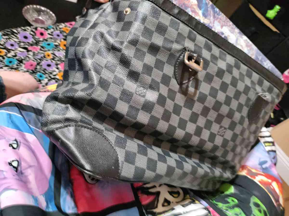 Louis Vuitton checkered purse - Antelope, California