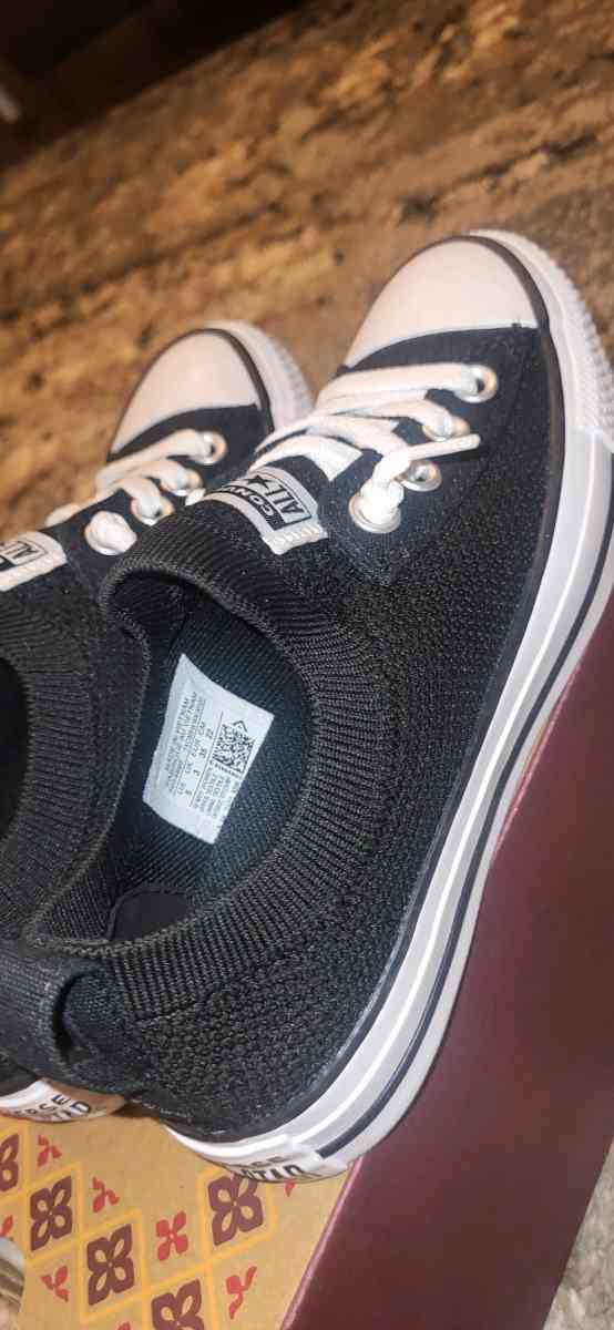Converse Women Size 5 - Brick, New Jersey - FleaMarketBay