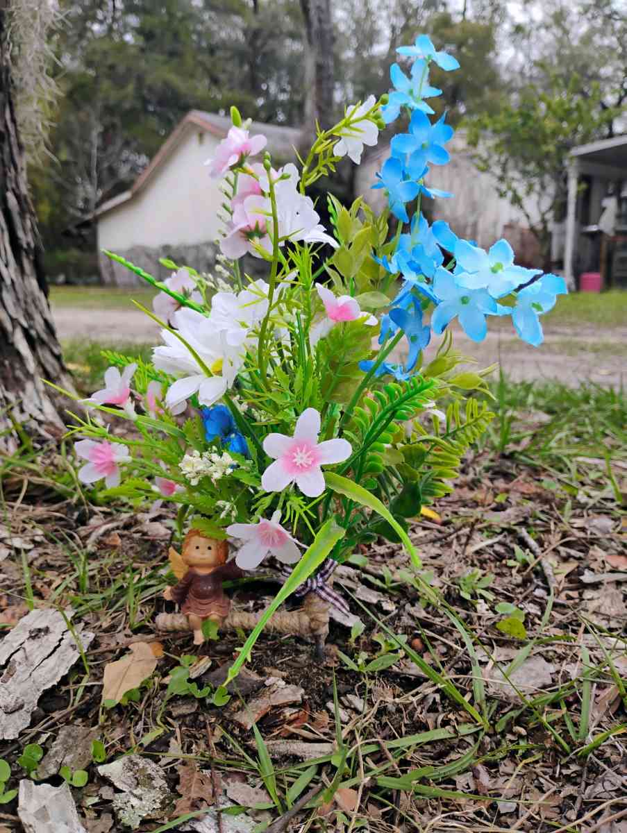 graveside flowers for loved ones - Jacksonville, Florida - FleaMarketBay