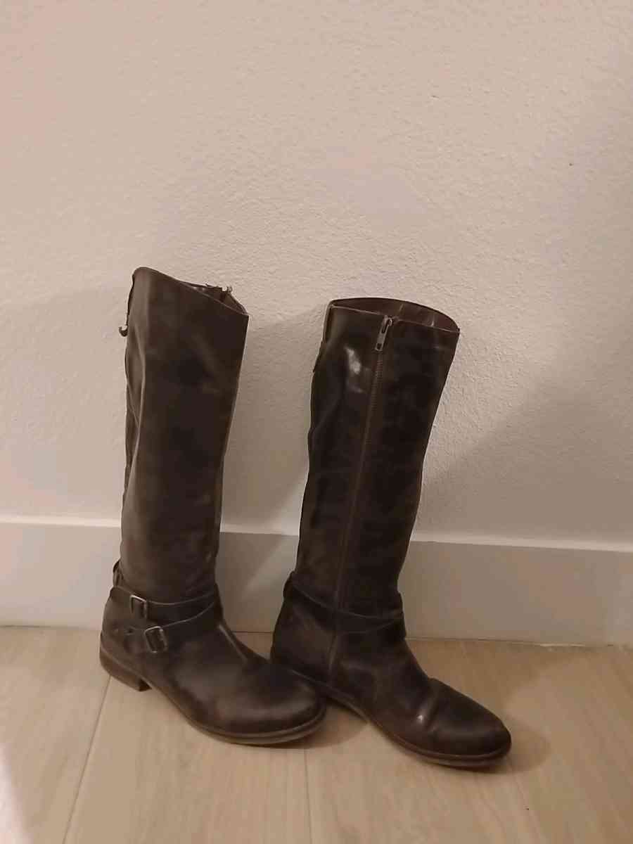 hinge Brown Leather boots sz8 - Acworth, Georgia - FleaMarketBay
