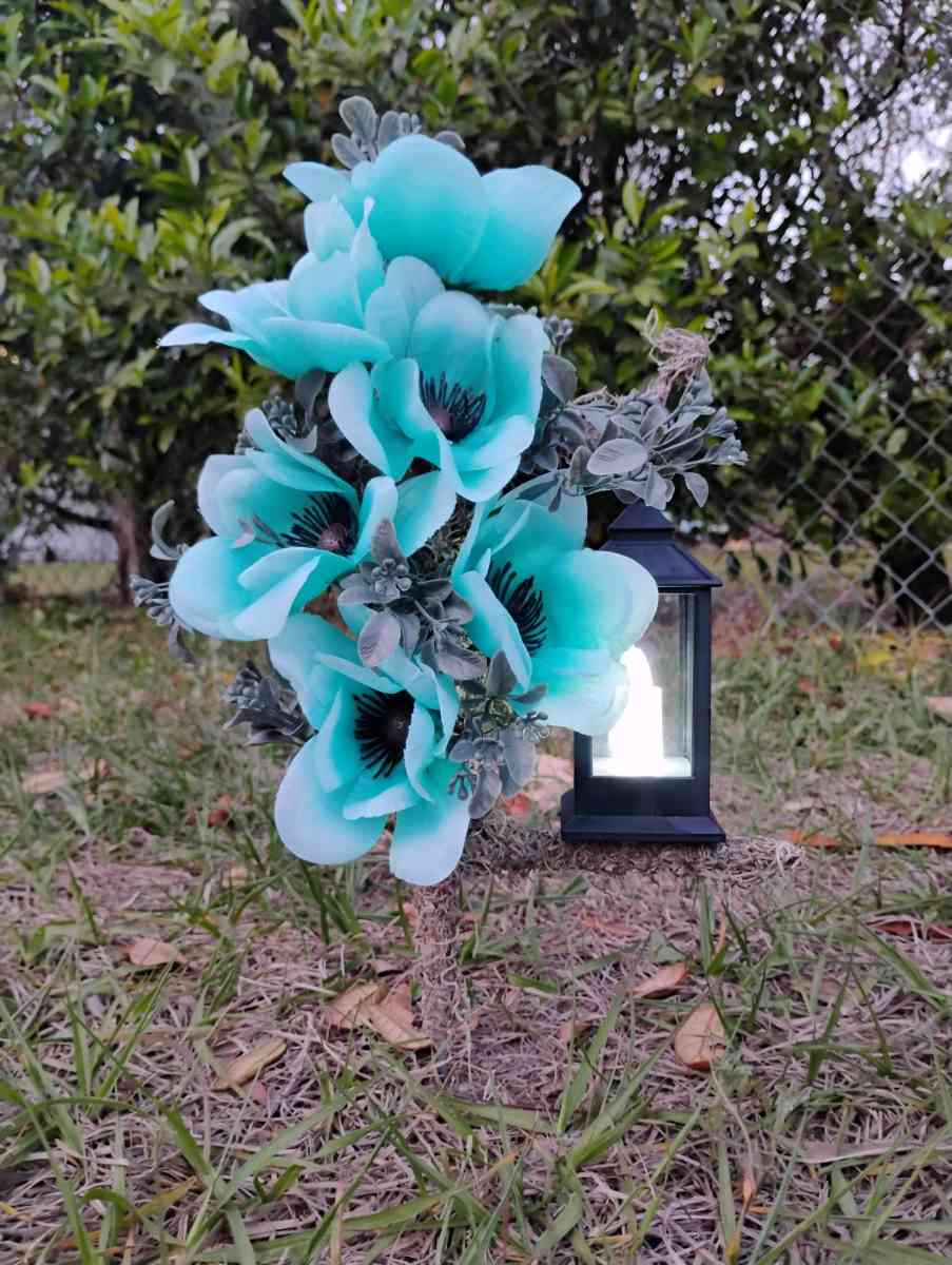 Beautiful graveside flowers - Jacksonville, Florida - FleaMarketBay