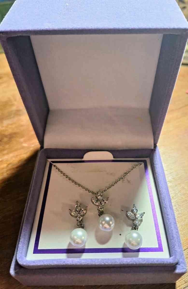 Believe by Brilliance Matching Necklace  Earring Set - Buckingham, Virginia - FleaMarketBay