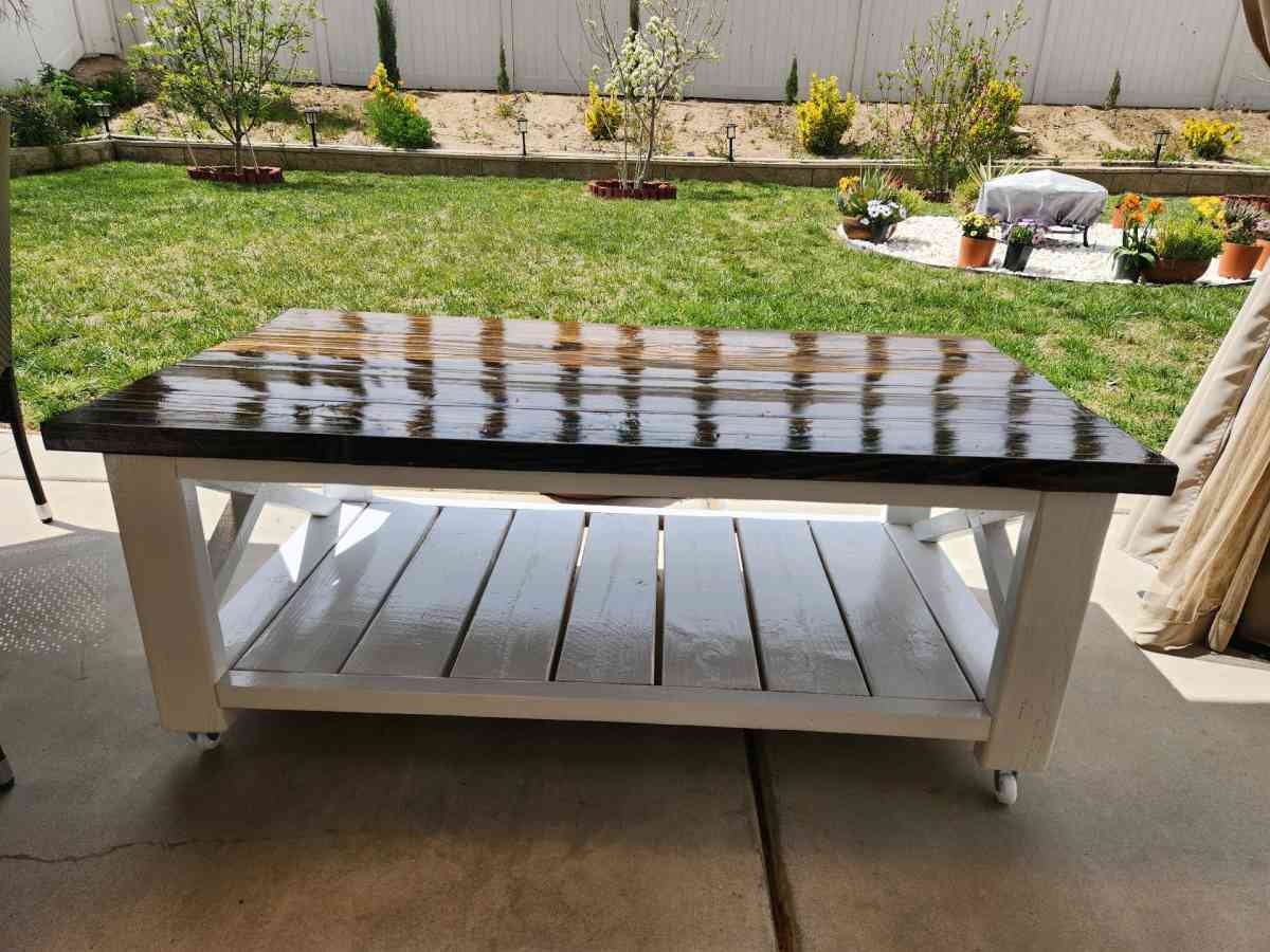 Table - Victorville, California - FleaMarketBay