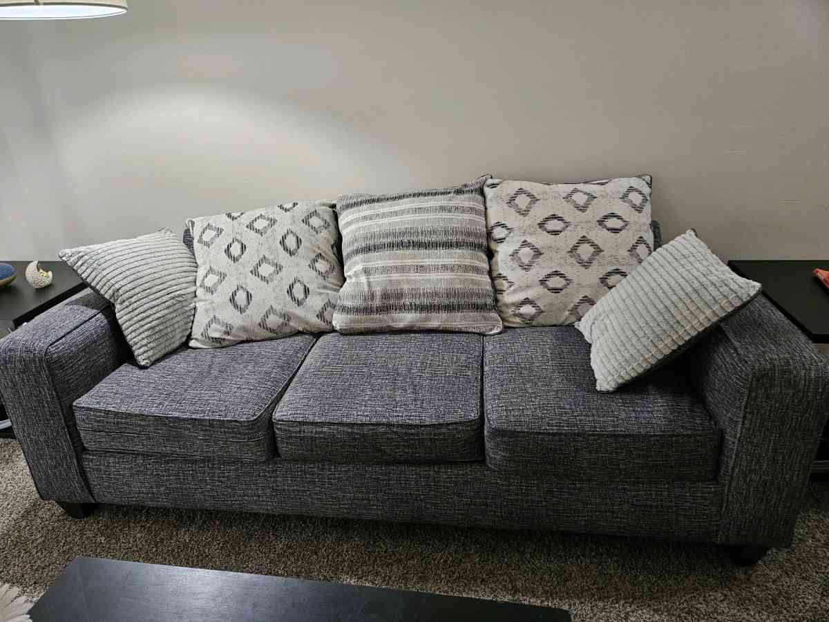 Grey couch - Middletown, Ohio - FleaMarketBay