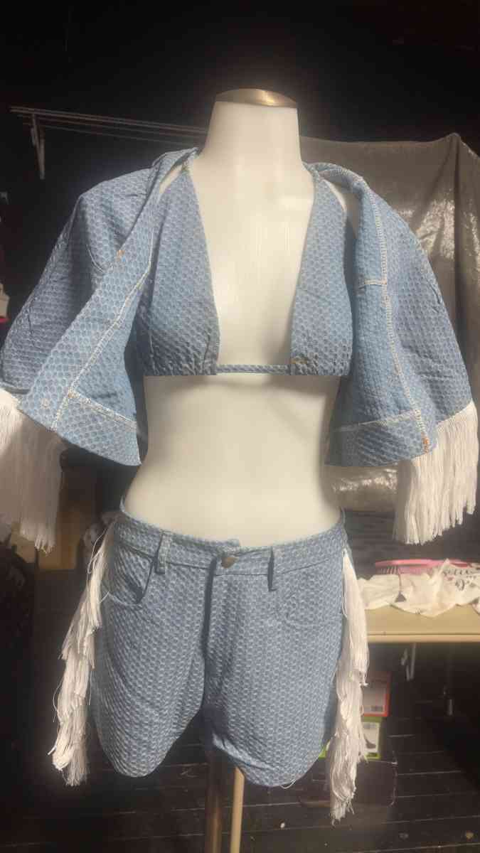 Jean outfit 3 pc size medium - New Britain, Connecticut - FleaMarketBay