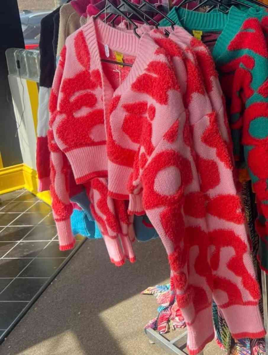 new woman Valentines Day top size medium - New Britain, Connecticut - FleaMarketBay