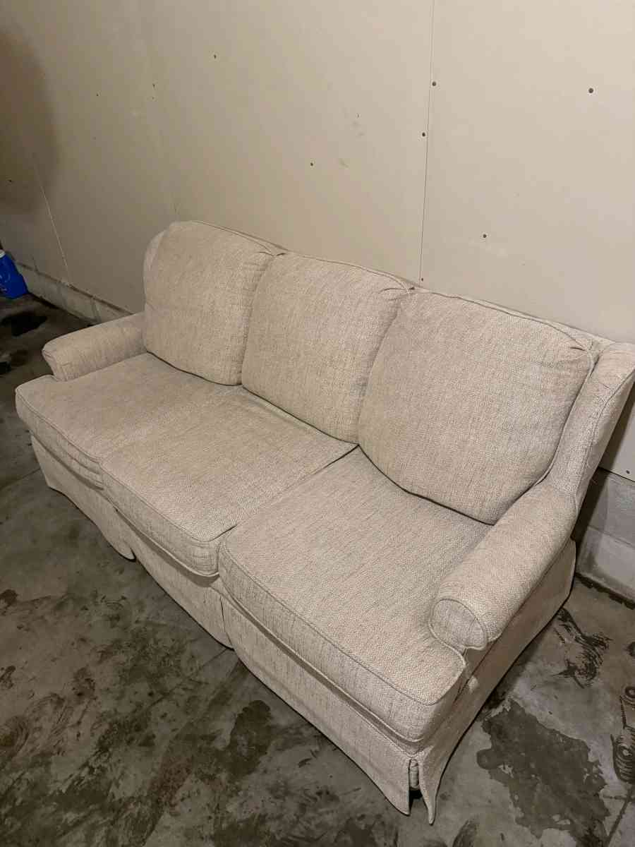 beautiful Light gray couch - Saint Paul, Minnesota - FleaMarketBay