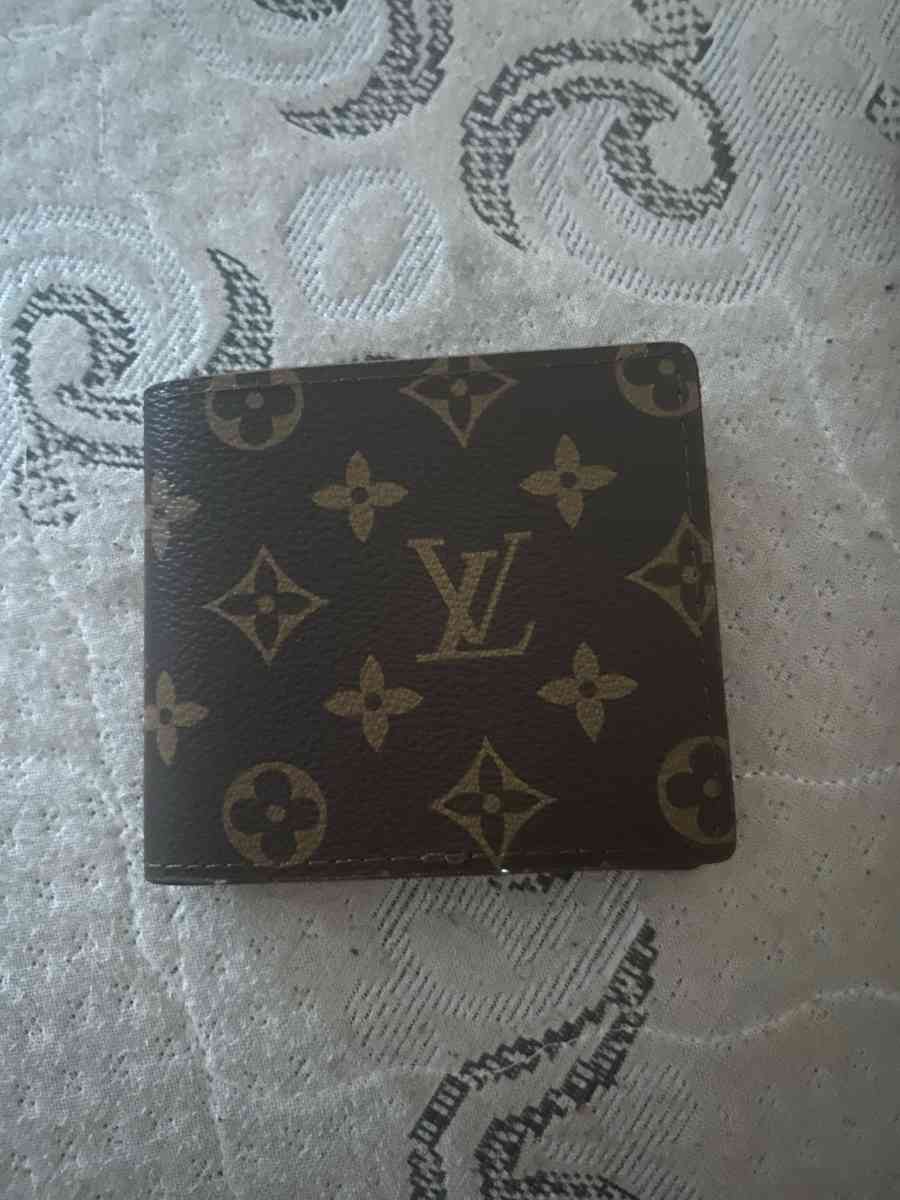 Louis Vuitton multiple wallet - Reynoldsburg, Ohio - FleaMarketBay