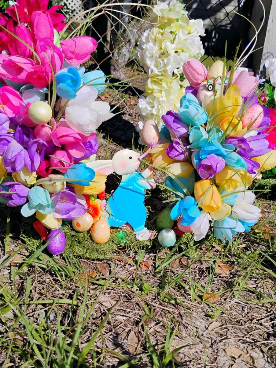 Beautiful graveside flowers - Jacksonville, Florida - FleaMarketBay