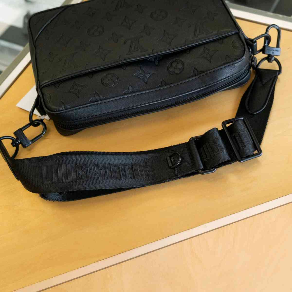 Louis Vuitton throw offer - Jacksonville, Florida - FleaMarketBay