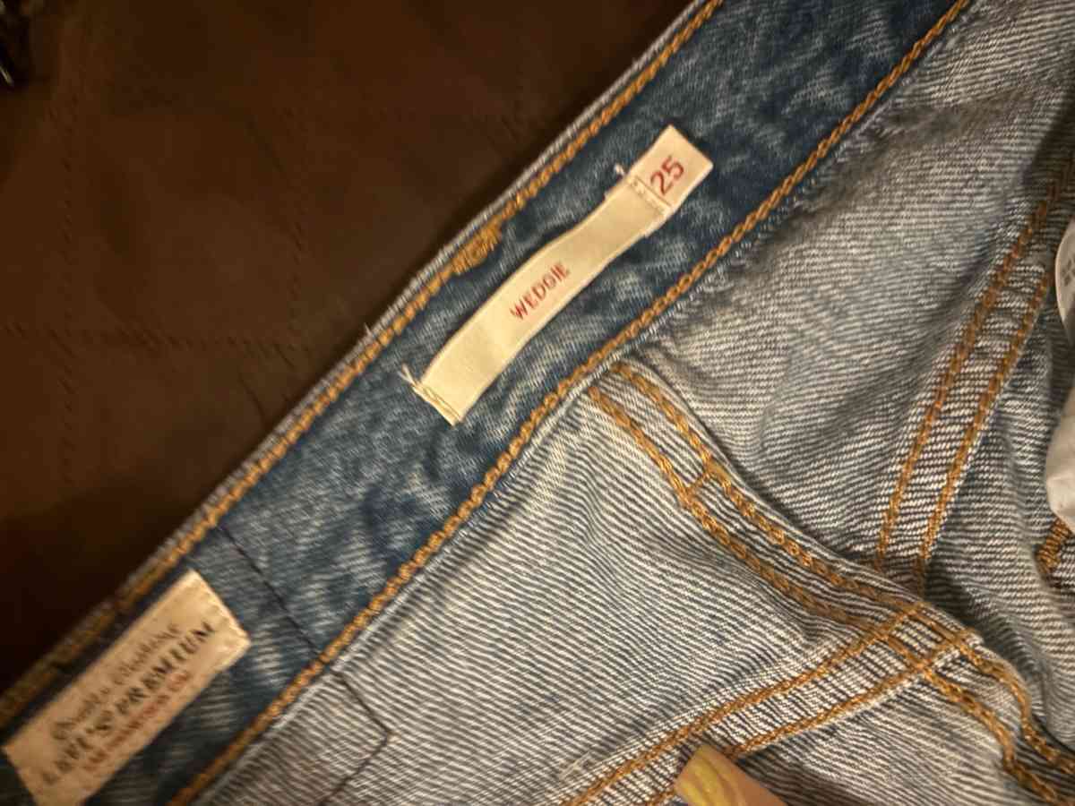 Levis women jeans - Visalia, California - FleaMarketBay