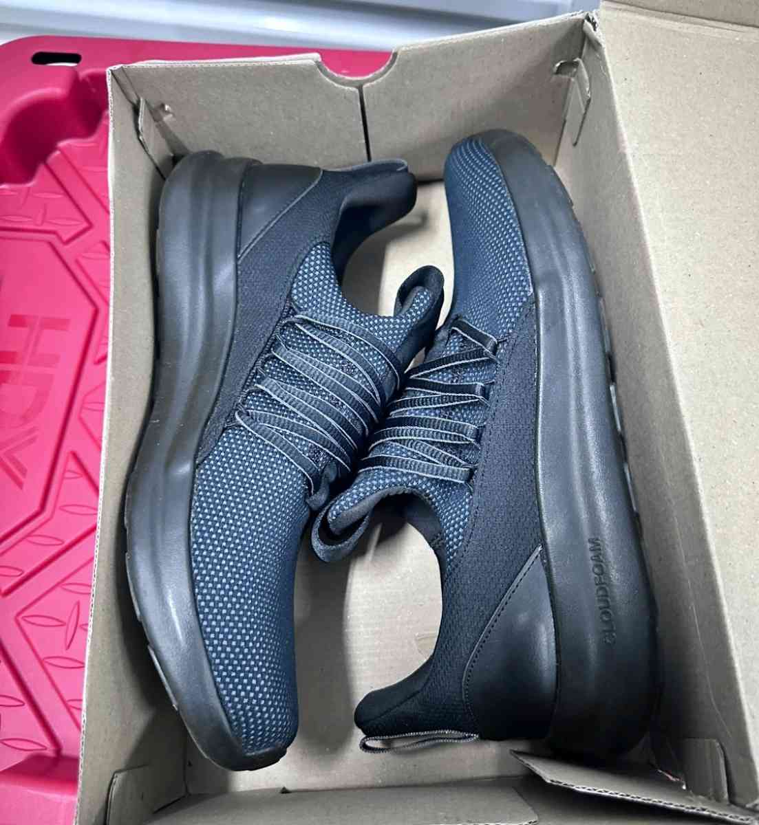 black Adidas - Honolulu, Hawaii - FleaMarketBay