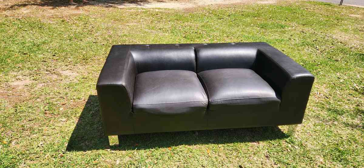 Black modern style leather couch very comfy cushions attache - Daphne, Alabama