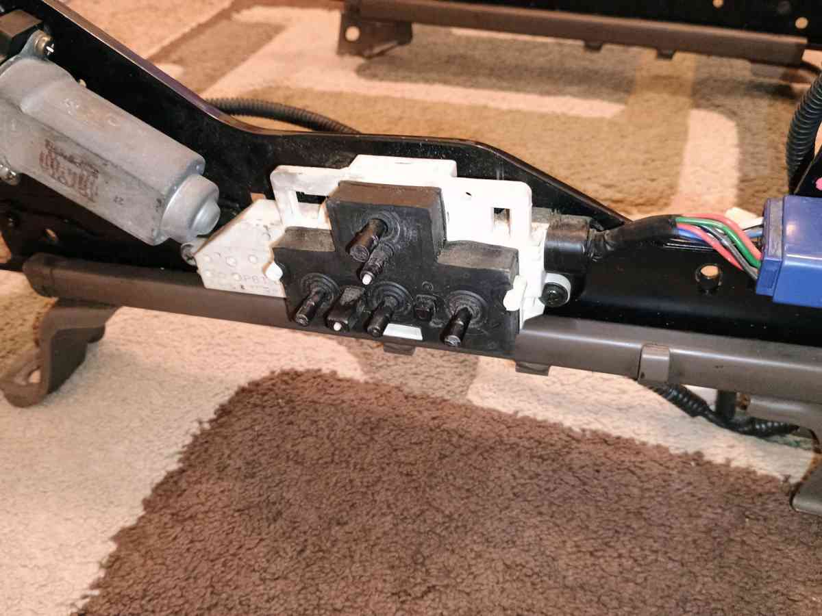 4 runner seat track passenger side - Magna, Utah - FleaMarketBay