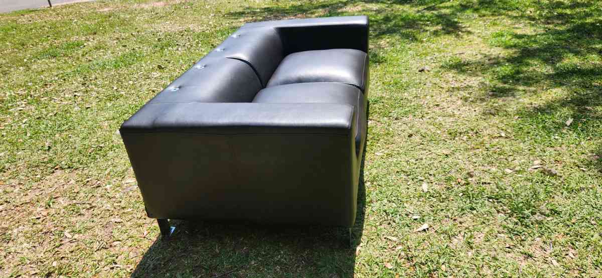 Black modern style leather couch very comfy cushions attache - Daphne, Alabama - FleaMarketBay