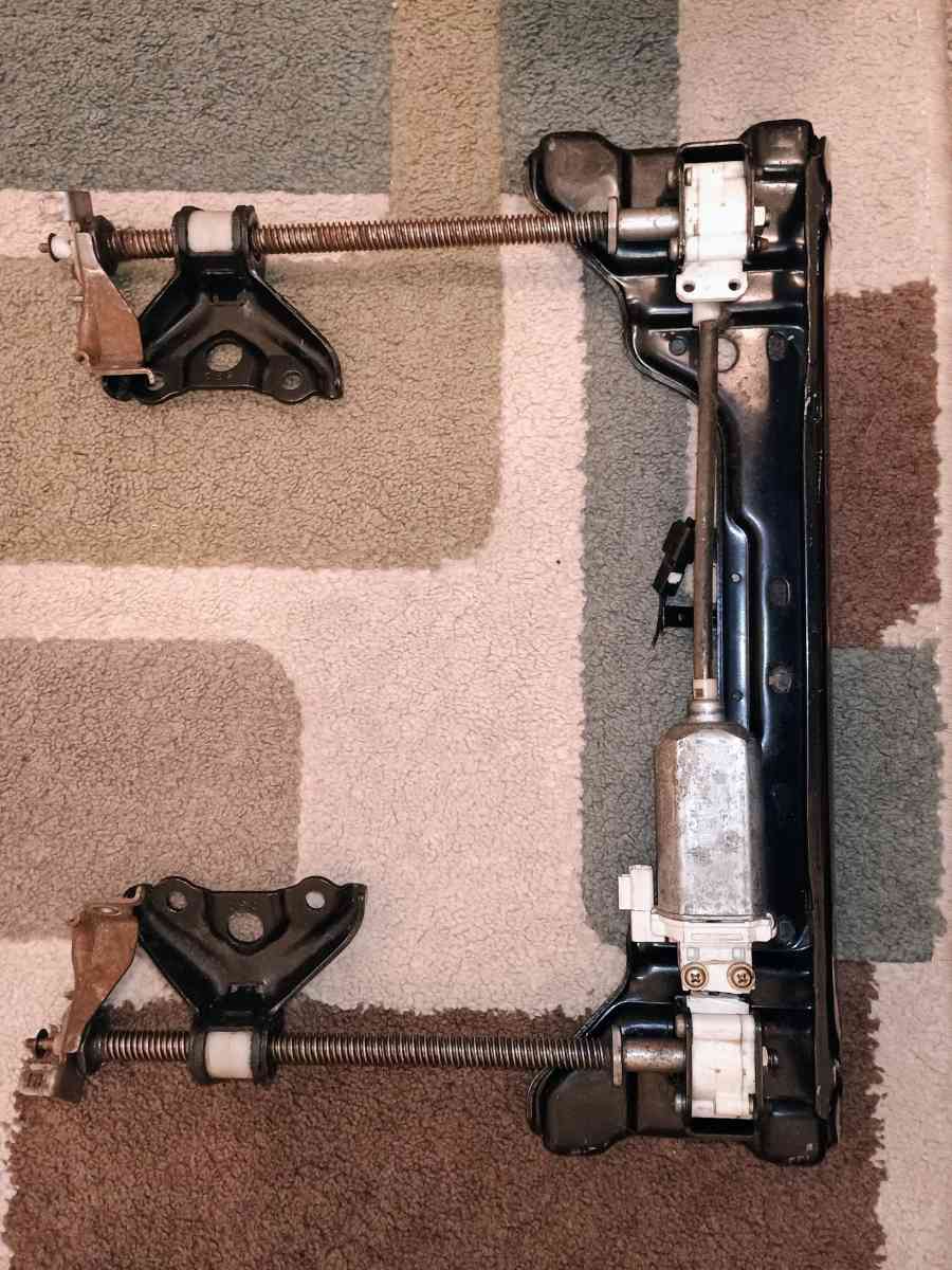 4 runner seat track passenger side - Magna, Utah - FleaMarketBay