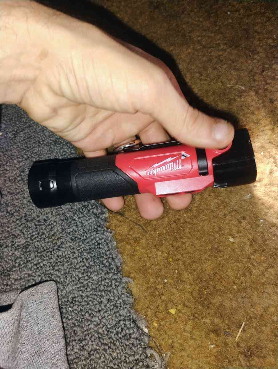 Milwaukee magnetic flashlight - Akron, Ohio - FleaMarketBay