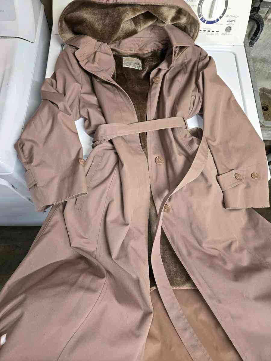 WOMENS  vintage LONG JACKET like new no flaws size med - Manteca, California