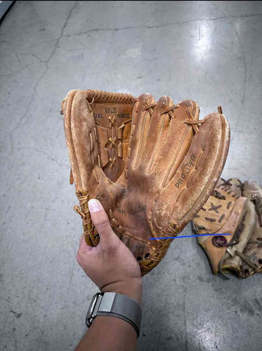 baseball gloves - Honolulu, Hawaii - FleaMarketBay