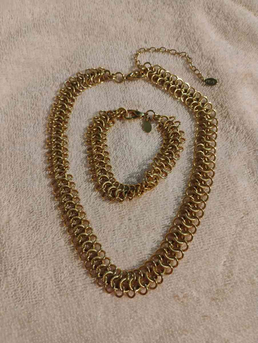 beautiful gold tone Necklace set - Bowie, Texas - FleaMarketBay