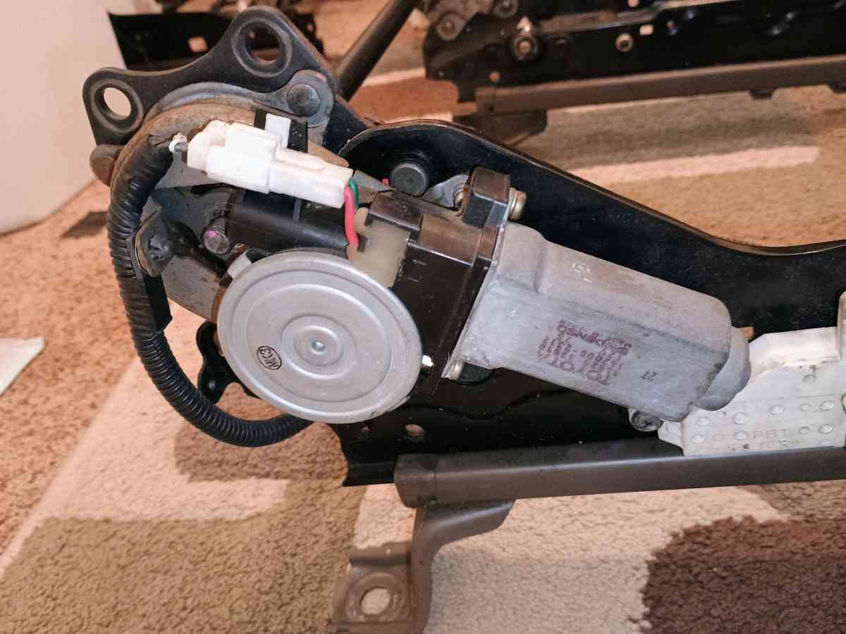 4 runner seat track passenger side - Magna, Utah - FleaMarketBay