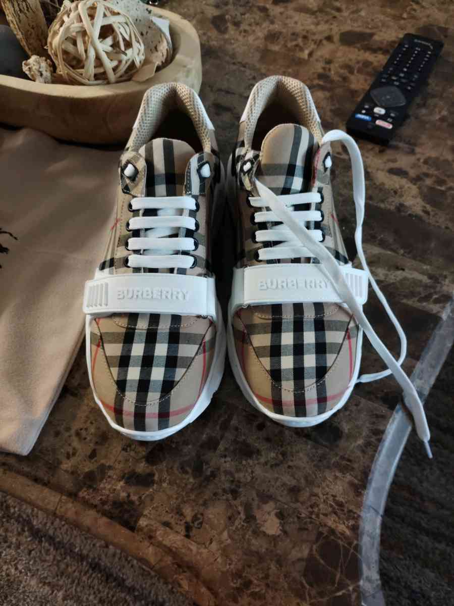 sneakers - Altamonte Springs, Florida - FleaMarketBay