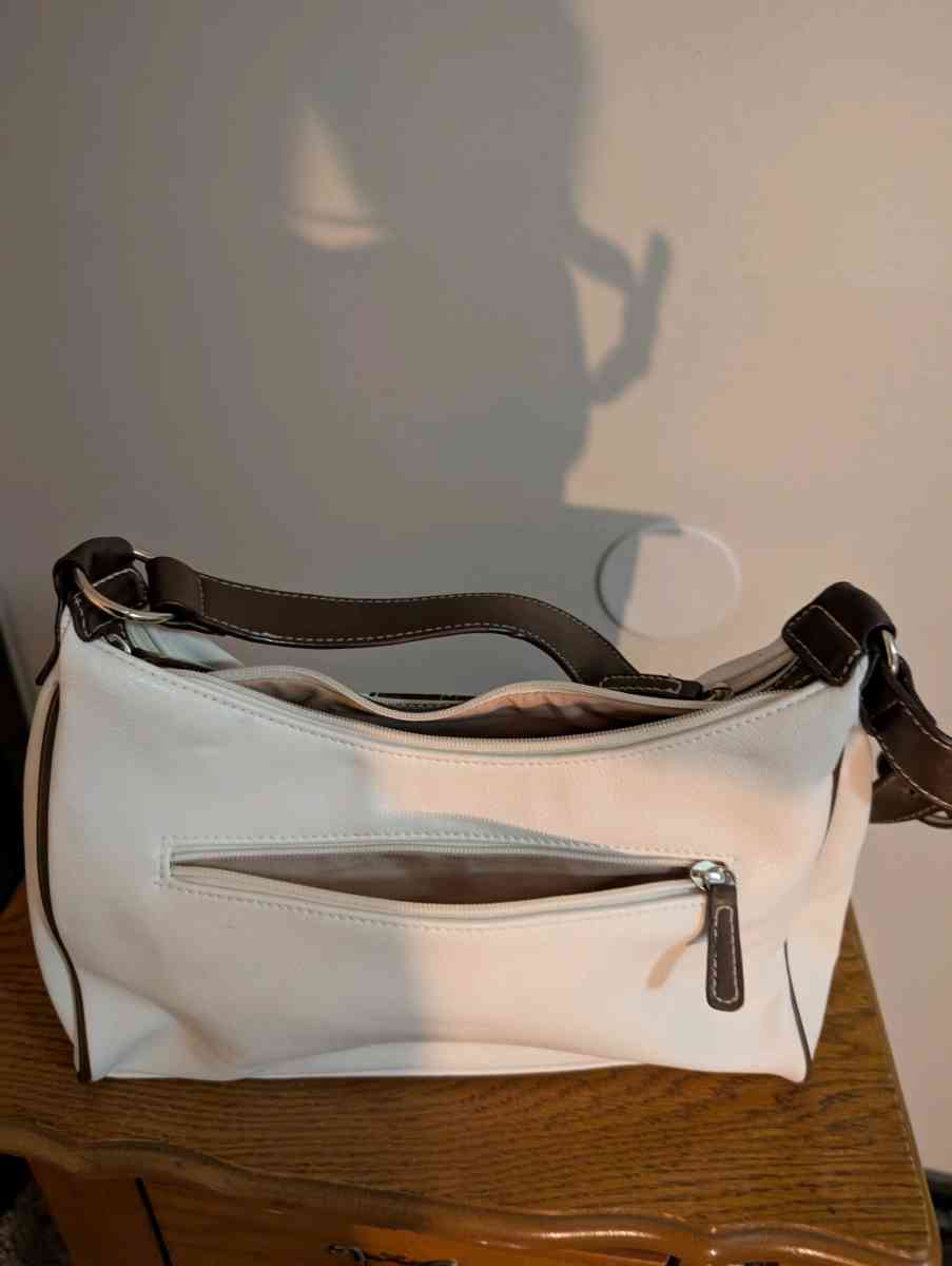 Chic Cream Shoulder Bag with Sleek Design and Versatile Styl - Baltimore, Ohio - FleaMarketBay
