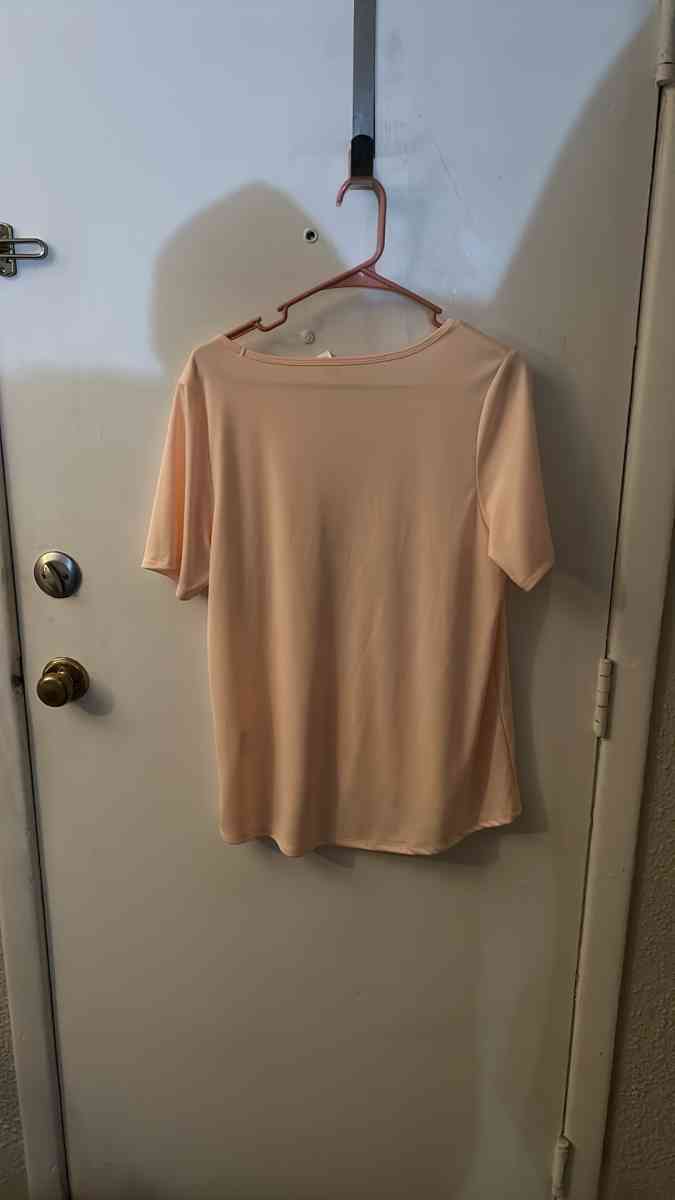 Under Armour Womens Loose Crew Neck UPF Heat Gear Size Large - Atlanta, Georgia - FleaMarketBay