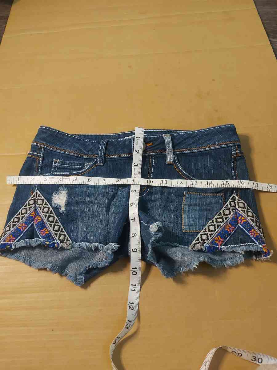 Mudd Jeans Aztec Distressed  Denim Shorts Size 3 - Atlanta, Georgia - FleaMarketBay