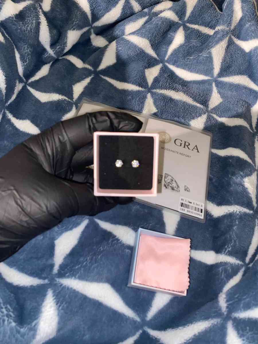 Lab Grown Diamond Stud Earrings - Yonkers, New York - FleaMarketBay