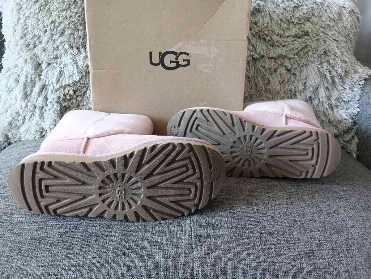 UGG Classic Short II Sherpa Cuff Suede Boot size 8 for women - Frostproof, Florida - FleaMarketBay