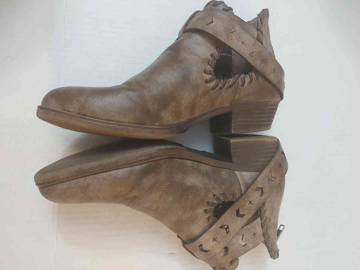 Rampage Criss Cross Strap Ankle Zip  Booties Size 7 - Atlanta, Georgia - FleaMarketBay