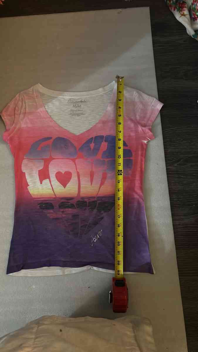 Aeropostale Love Heart Graphic Tshirt Size M - Atlanta, Georgia - FleaMarketBay