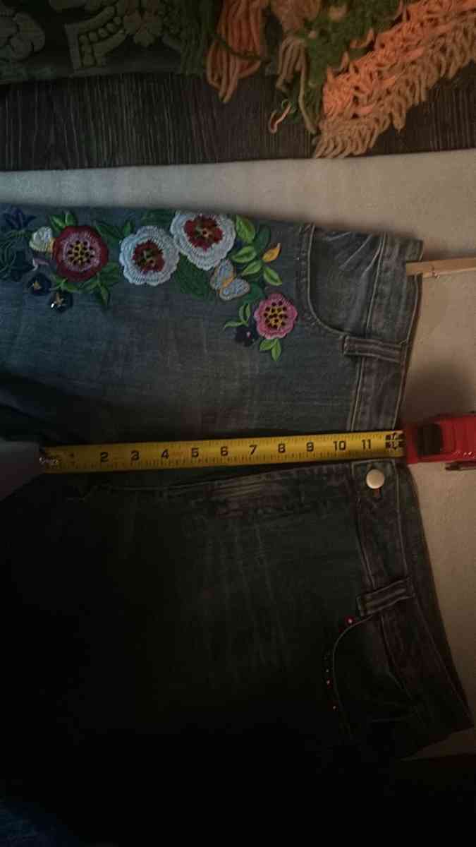 Boston Proper Embroidered Capri Shorts Size 16 - Atlanta, Georgia - FleaMarketBay