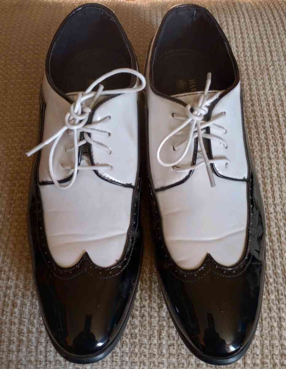 2 pairs of dress shoes both like new 40 Per - Lancaster, California - FleaMarketBay
