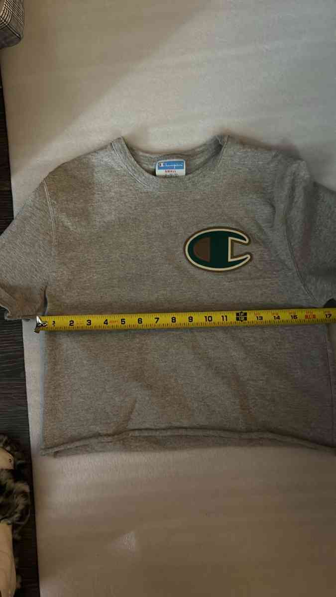 Champion Cropped Rolled Hem Tee Size Small - Atlanta, Georgia - FleaMarketBay