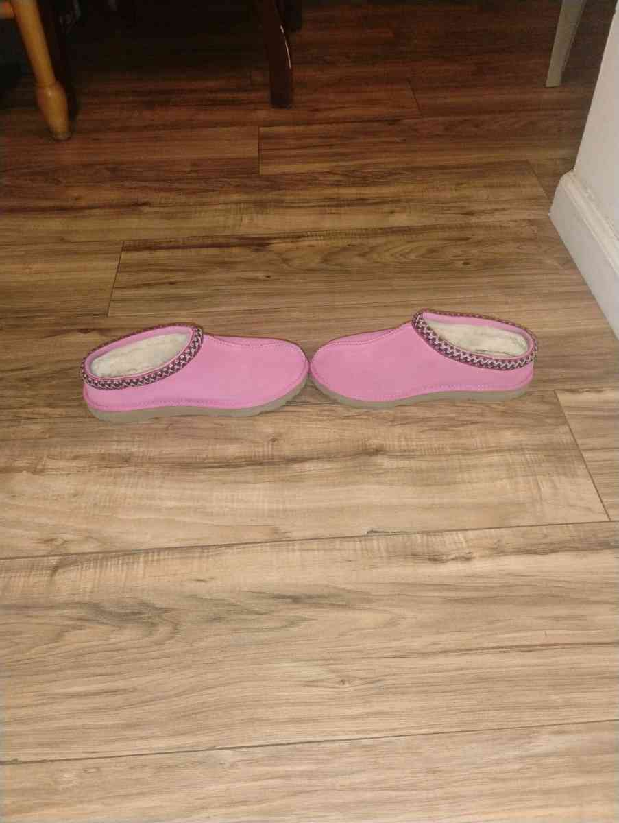 women UGG - Delaware City, Delaware - FleaMarketBay