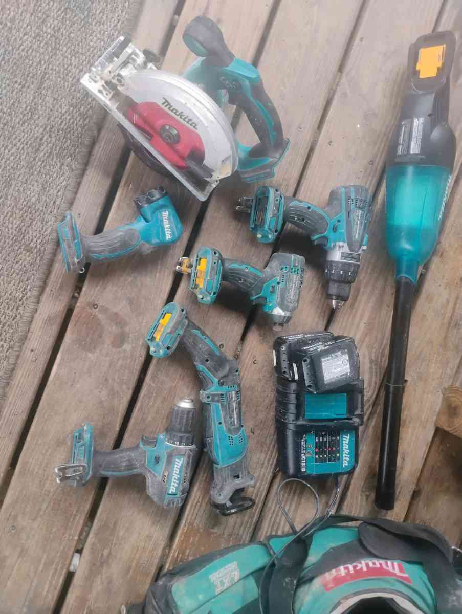 mickitta tools set with bag on wheels - Troy, New York - FleaMarketBay